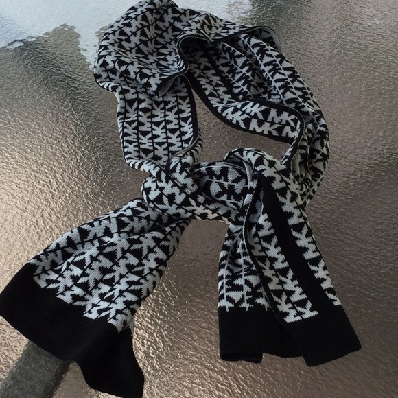 Michael Kors scarf NWOT black and white MK pattern - Picture 4 of 4